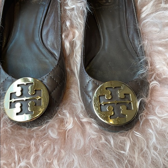 Tory Burch Quinn quilted chocolate logo flats sz 5 - Picture 4 of 4